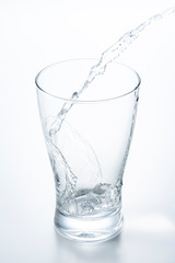グラスに水をいれる