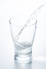 グラスに水をいれる