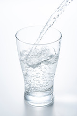 グラスに水をいれる