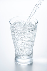 グラスに水をいれる