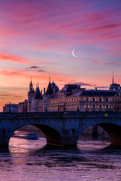 Sunrise over Paris bridge and the palace of Conciergerie, France
