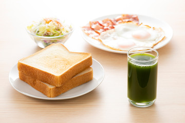 朝食と野菜ジュース