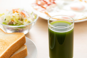 朝食と野菜ジュース