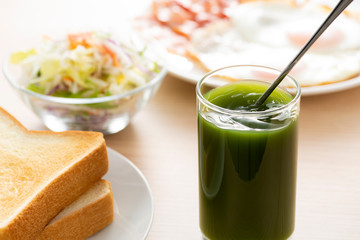 朝食と野菜ジュース