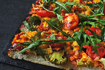 Obraz na płótnie Canvas Vegan pizza with vegetables and fresh arugula.