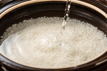 お米に水を注ぐ