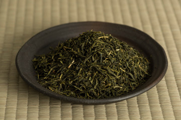 器に盛った茶葉