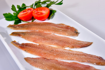 plato de filetes de anchoa premium aisladas