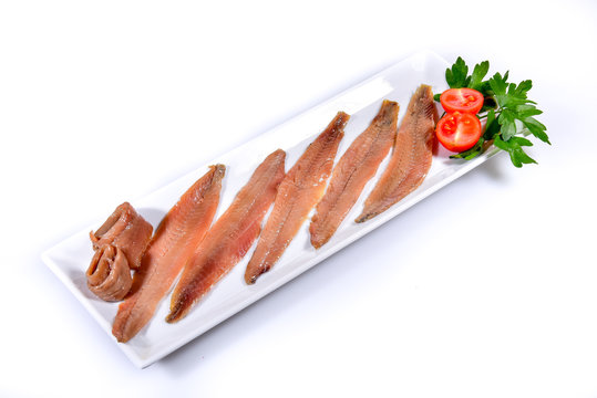 plato de filetes de anchoa premium aisladas