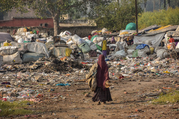 インドの首都のデリー　線路沿いに広がるスラム　ゴミを集めるインド人女性