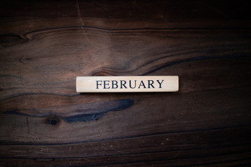 FEBRUARYと書かれた木製の小物