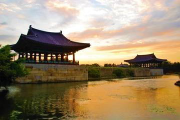 Fototapeta premium 역사 유적지 경주 안압지의 석양