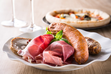 ソーセージと生ハム