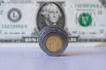 Dolar y el peso mexicano.