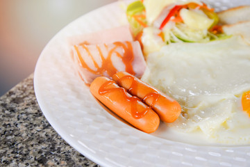 breakfast healthy / morning food english breakfast sausage fried egg ham and fresh vegetable salad