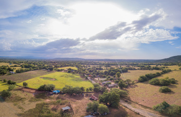 Fototapeta premium Vista Aérea de Campo con Casas