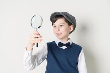 虫眼鏡を見る少年