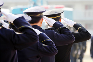警察官　敬礼