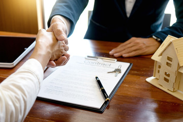 Obraz premium usiness man agreement to sign for contract