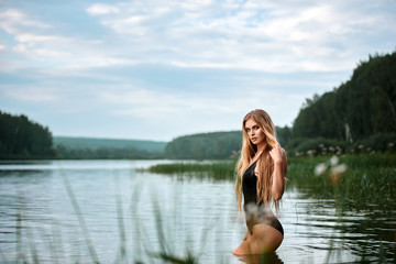 Блондинка в озере