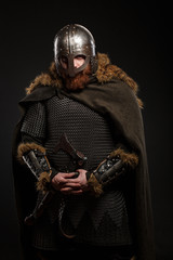 Naklejka premium Warrior Viking in full arms with axe on dark background