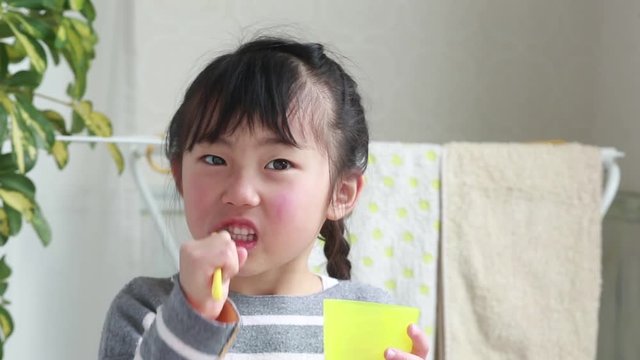 歯を磨く子供