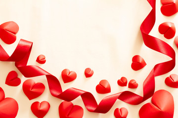 赤いハートと赤いリボンの愛情のイメージ