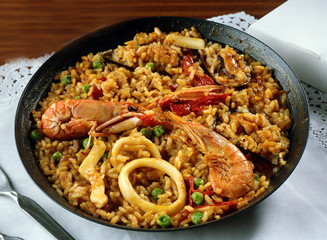 Paella de arroz con marisco.