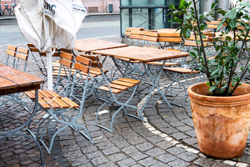 Leere Biergarten an einem nassen Tag