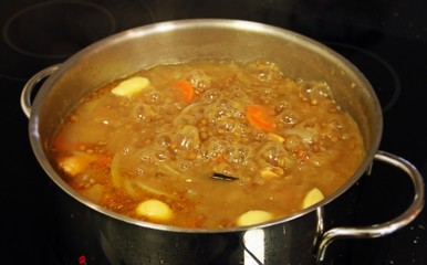 Cocinando un estofado de lentejas, guiso de lentejas a la riojana, en España.