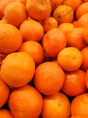 Ripe tangerines in a store window