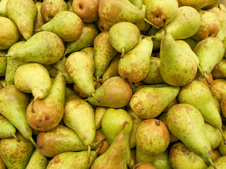 Ripe pears on the storefront in the store