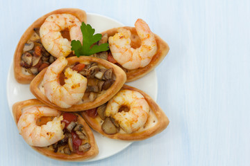 Prawns with mushrooms, tomatoes and onion. Delicious snack.