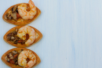 Prawns with mushrooms, tomatoes and onion. Delicious snack.