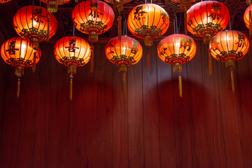 Obraz premium Beautiful traditional decoration of red lanterns background.