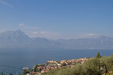 Fototapeta na wymiar Torri del Benaco am Gardasee