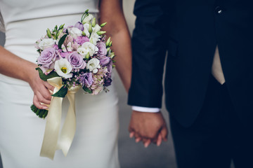 Obraz na płótnie Canvas Wedding couple with bride holding bouquet
