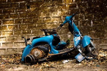 Abwaschbare Fototapete Scooter Oldtimer Roller auf der Straße
