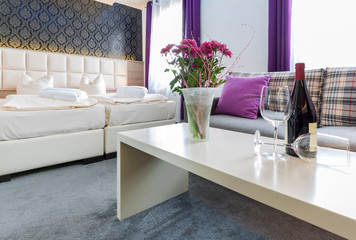 Hotelzimmer mit Blumenstrauss