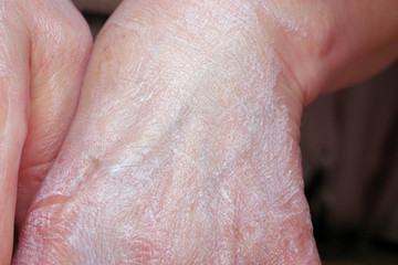 ハンドクリームを手に塗っている途中