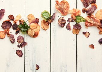 Gemüsechips Gemüse Chips Tisch Brett Hintergrund Welle Kartoffelchips verschiedene Sorten