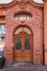 Alte geschmückte Fassade mit Tür in Miltenberg