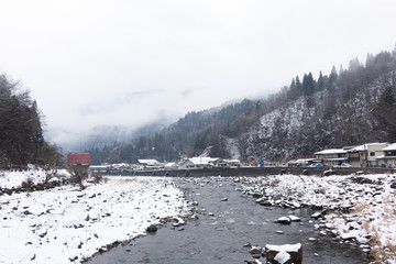 岐阜県郡上市、北濃駅周辺の長良川の雪景色