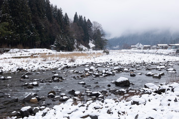 岐阜県郡上市、北濃駅周辺の長良川の雪景色