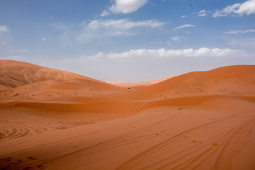 Fototapeta na wymiar Paisaje del desierto de Marruecos con cielo nuboso