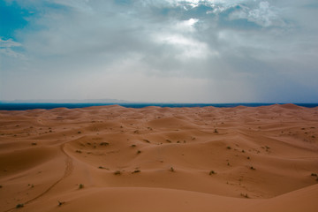 Paisaje del desierto con cielo azul y nubes, espacio para texto