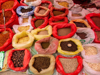 Gewürzstand auf einem Markt in Yunnan in China