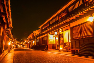 Fototapeta na wymiar 倉敷、美観地区、古い町並み、白い蔵と倉敷川の夜景