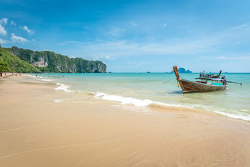 Fototapeta na wymiar Ao nang beach, Andaman sea, Krabi,beautiful beach Popular tourist attractions in Thailand