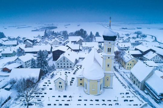 Deutschland, Bayern, Allgäu, Kirche St. Jakobus in Mindelau im Winter, Luftaufnahme